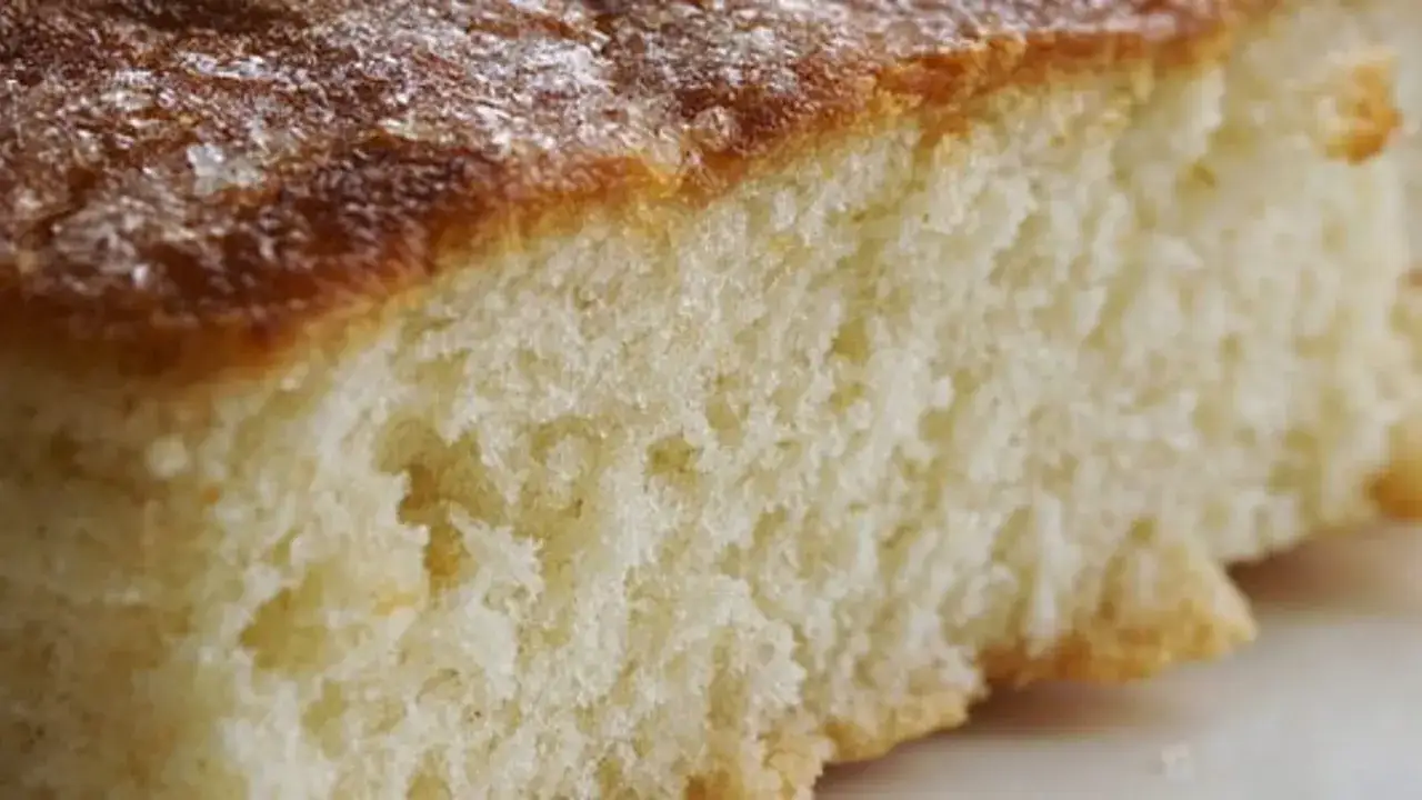 En n&auml;rbild av en saftig glutenfri sockerkaka med gyllene skorpa. Perfekt f&ouml;r fika.