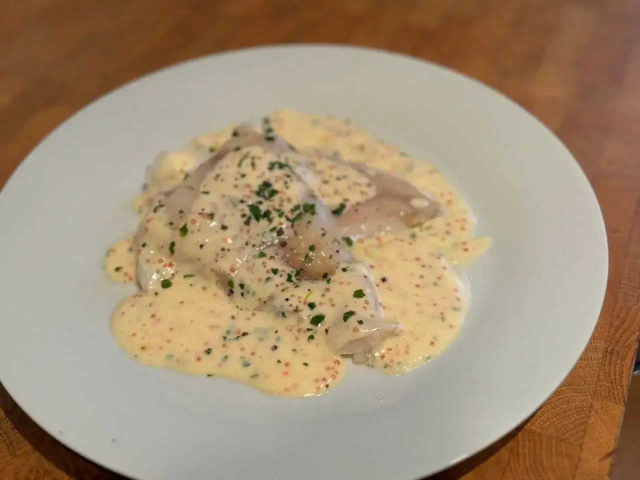 Fiskfil&eacute;er i kr&auml;mig s&aring;s med senapsfr&ouml;n och &ouml;rter. Ett perfekt sandefjords&aring;s recept f&ouml;r en lyxig middag.