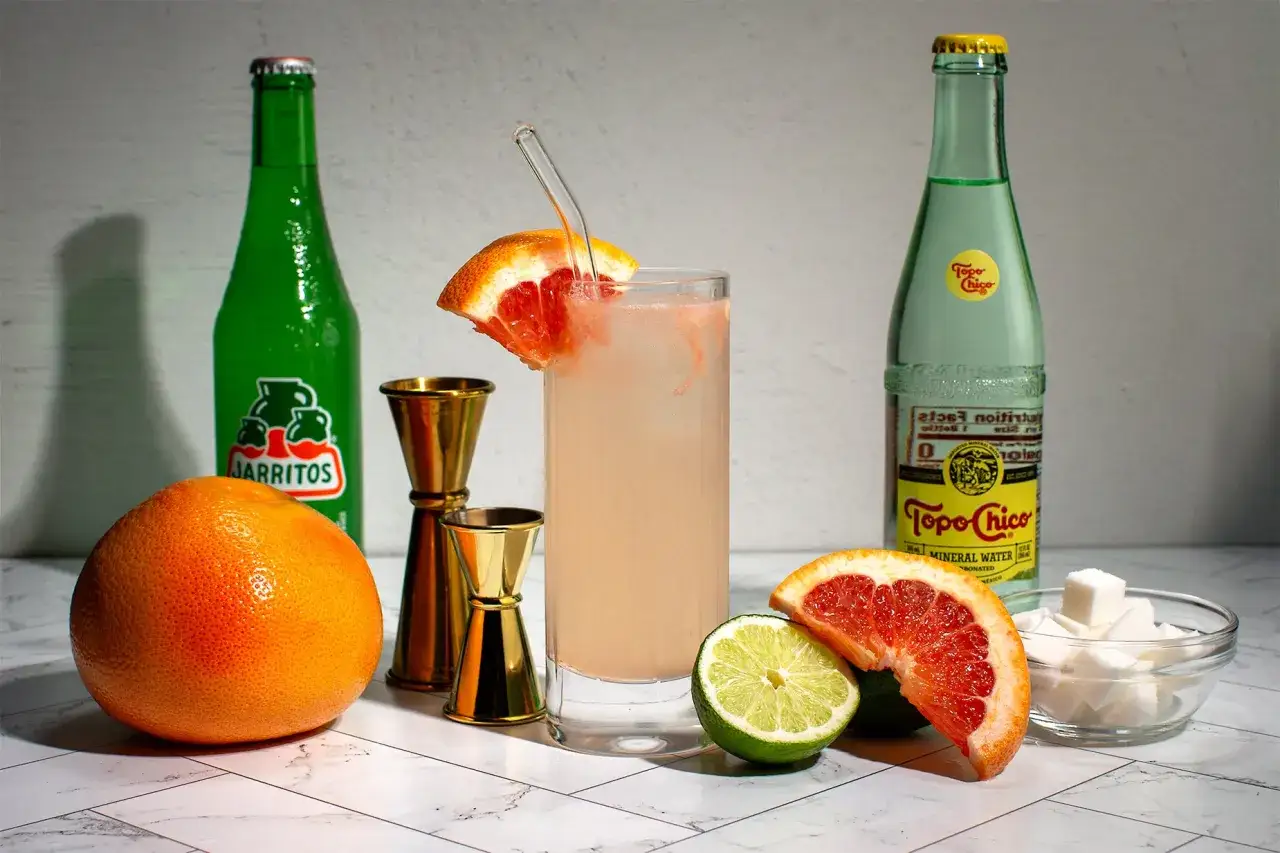 En uppfriskande paloma drink med grapefrukt, lime och Topo Chico.