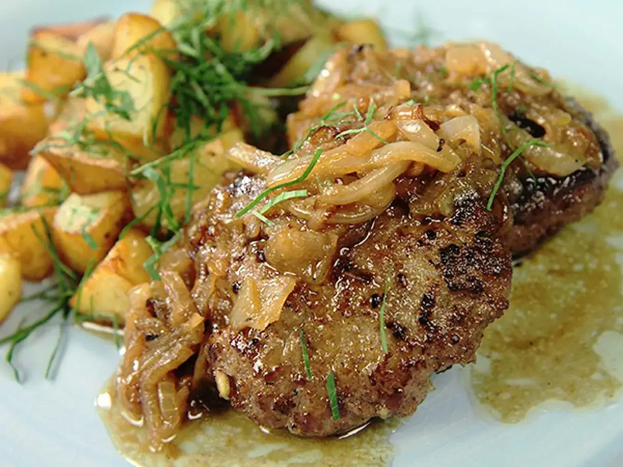 Stekta pannbiffar med karamelliserad lök och klyftpotatis. Ett klassiskt svenskt pannbiff recept som är lätt att laga.