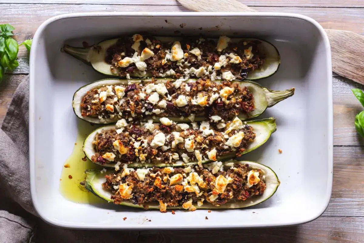 Ugnsbakade zucchinihalvor fyllda med en smakrik blandning och toppade med smulad fetaost. En h&auml;rlig r&auml;tt med zucchini i ugn med fetaost.