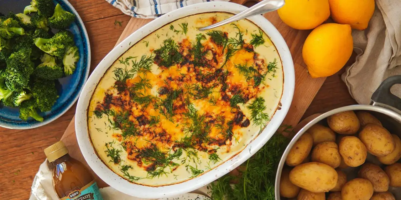 Gratinerad havskatt med dill och citron, serverad med kokt potatis och broccoli. Ett härligt havskatt recept för en middag.