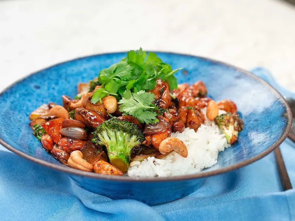 En härlig kyckling cashew-rätt med ris, broccoli och cashewnötter, toppad med färsk koriander.