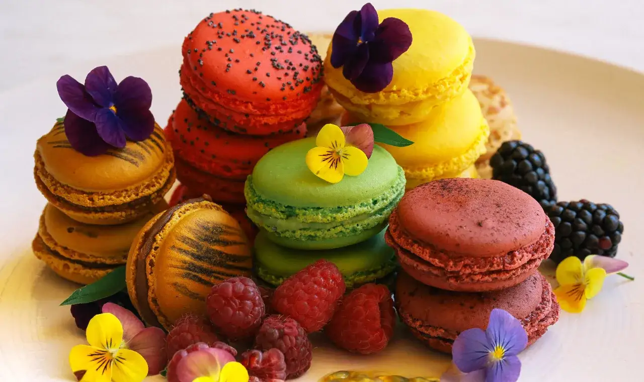 F&auml;rgglada macarons med blommor och b&auml;r. Ett vackert macarons recept f&ouml;r alla tillf&auml;llen.