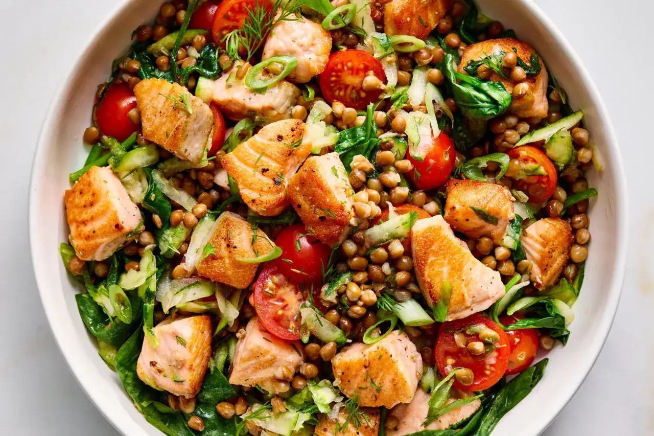 En härlig lax- och linsallad med körsbärstomater och gurka. Ett av många nyttiga recept för en hälsosam måltid.