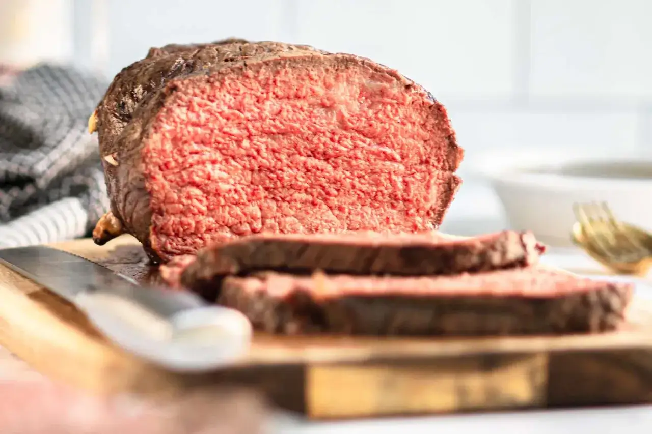 En saftig, helstekt entrecote i ugn, perfekt skivad och redo att serveras. En klassiker som alltid uppskattas.