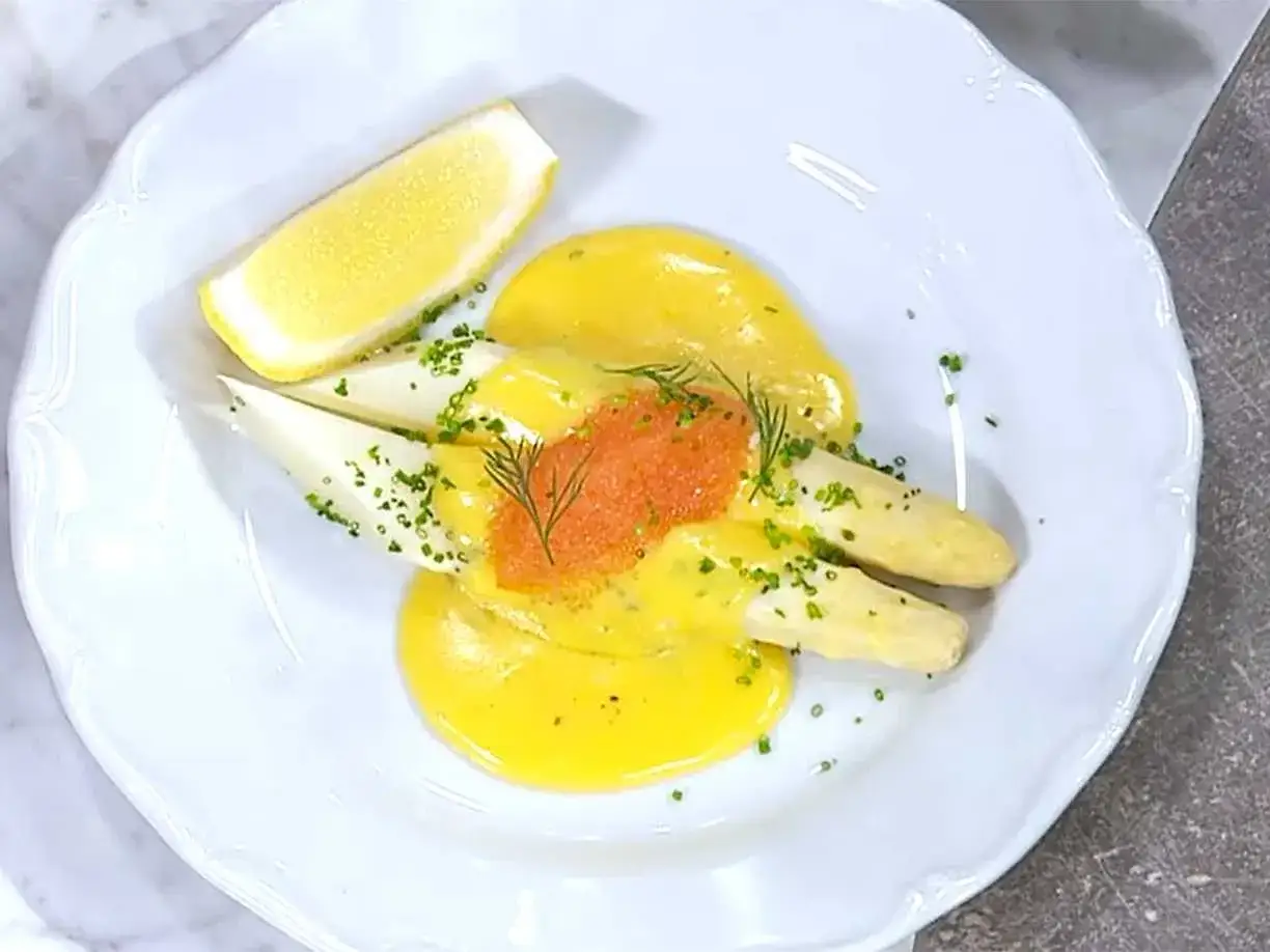 Vit sparris med kr&auml;mig hollandaises&aring;s, rom och citron. Ett perfekt hollandaises&aring;s recept f&ouml;r en lyxig m&aring;ltid.