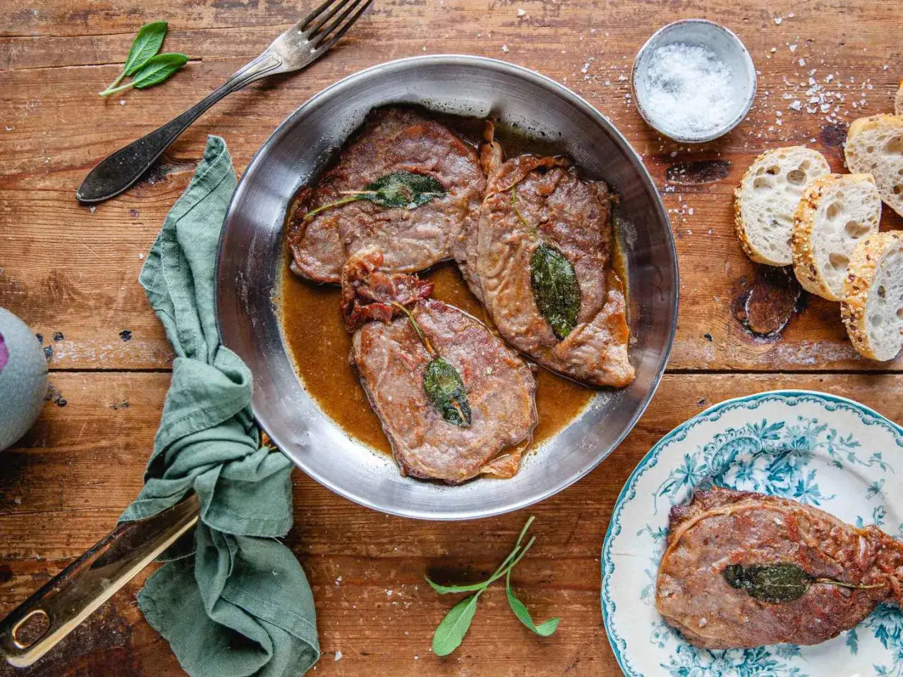 Saltimbocca i panna med salvia, perfekt till ett glas vin. Serveras med br&ouml;d och salt.