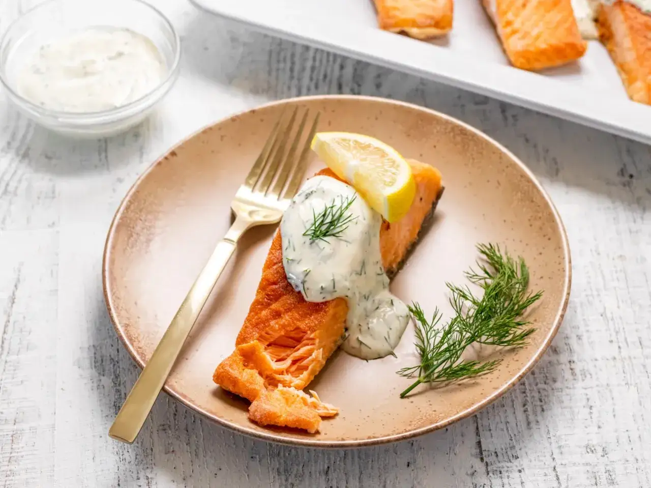 En perfekt bit lax med krämig romsås och dill. En klassisk romsås till lax som lyfter hela rätten.
