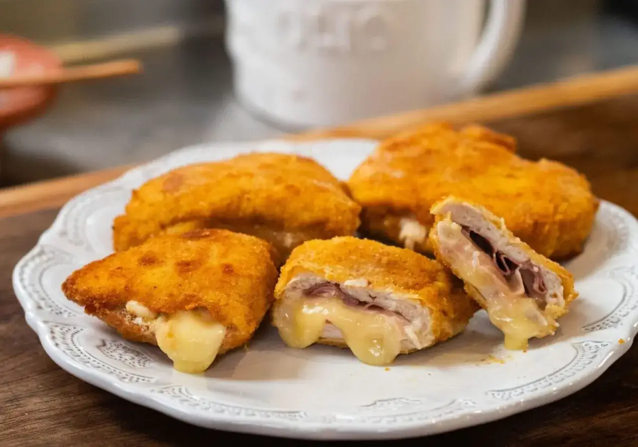 Färdiglagad cordon bleu med smält ost som rinner ut. En klassiker på tallriken!