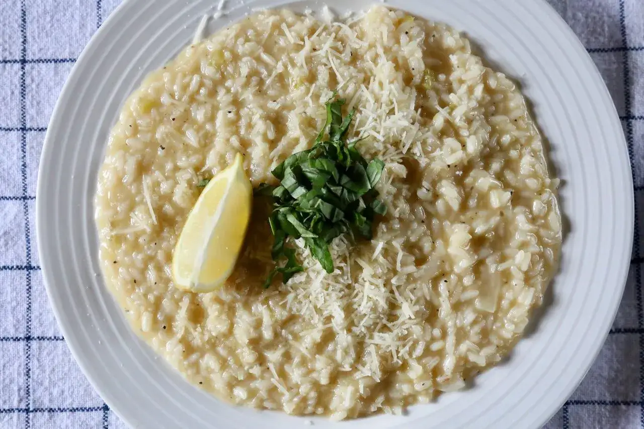 Krämig risotto med parmesan, citron och färsk basilika. Ett perfekt risotto recept för en god middag.