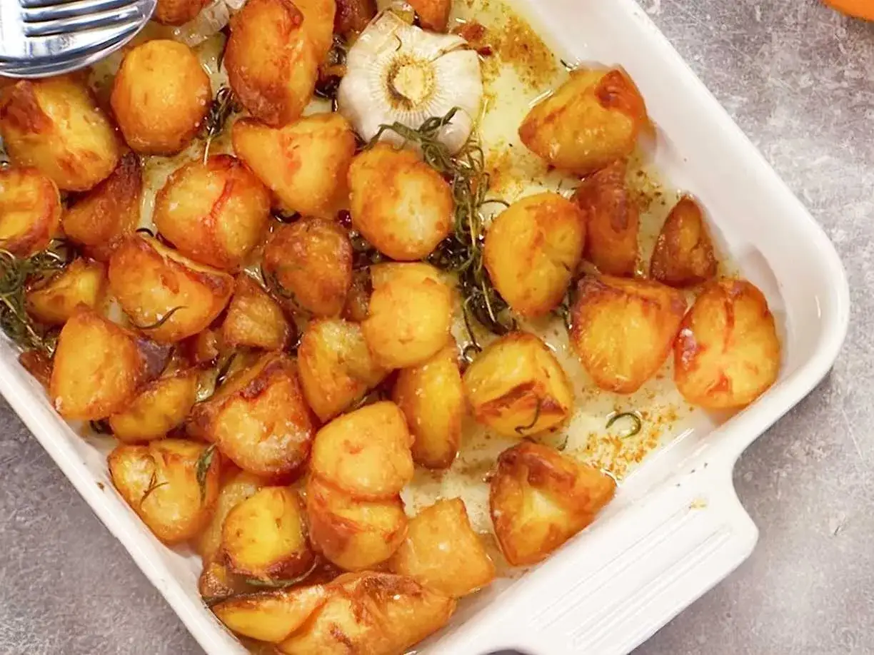 Gyllene klyftpotatis i ugn, perfekt krispiga och doftande med vitlök och rosmarin. En klassiker som passar till allt.