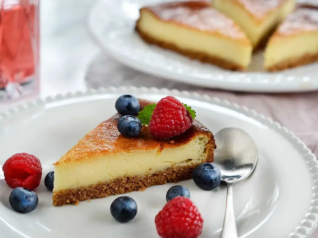 En krämig bit cheesecake med bär, perfekt för ett somrigt cheesecake recept.