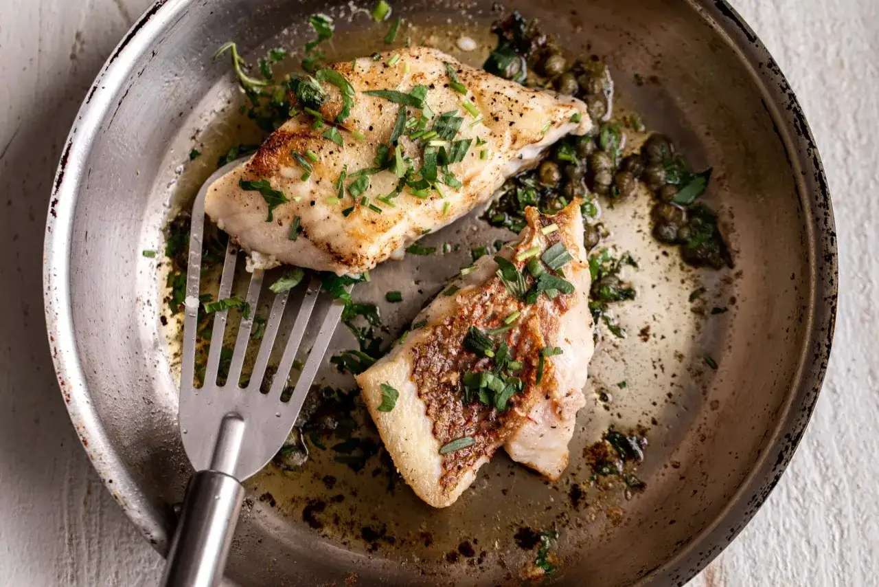 Stekt vit fisk med kapris och örter i stekpanna, ett enkelt och gott vit fisk recept.