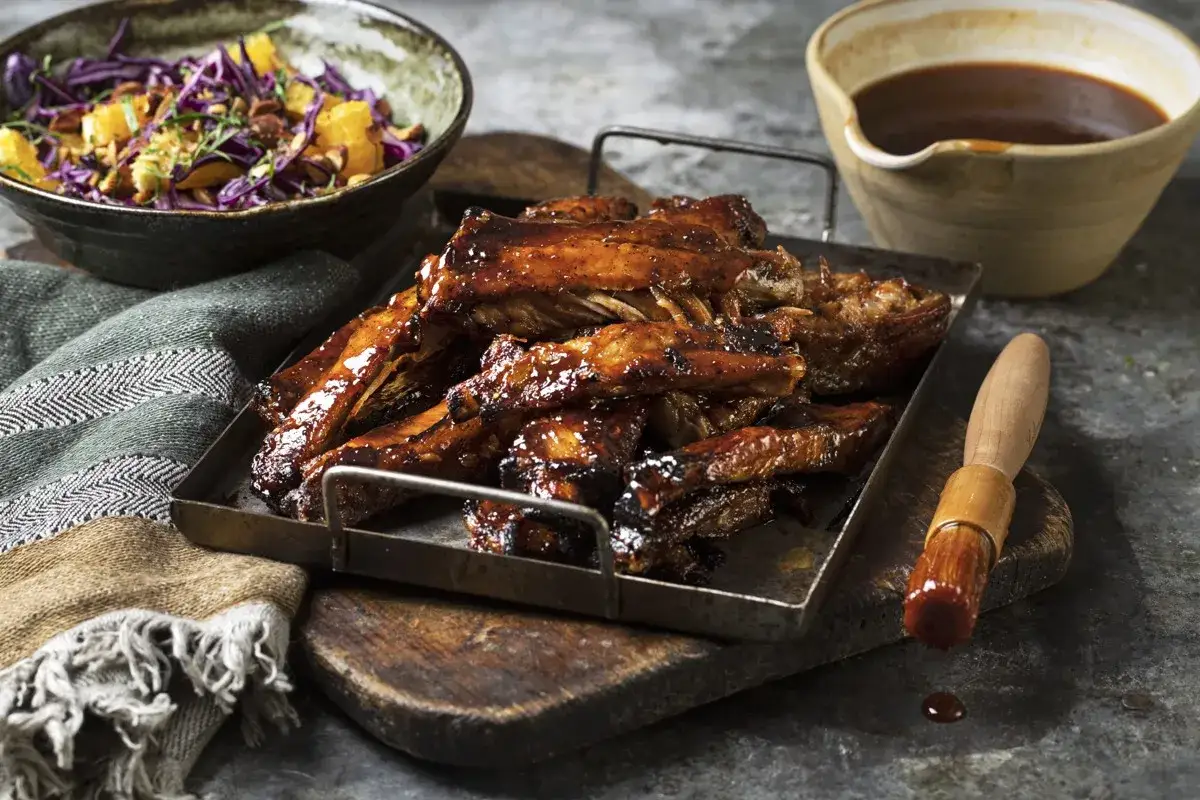 Glacerade spareribs i ugn, serverade med en fr&auml;sch k&aring;lsallad och en sk&aring;l med s&aring;s. Perfekt f&ouml;r en mysig middag.