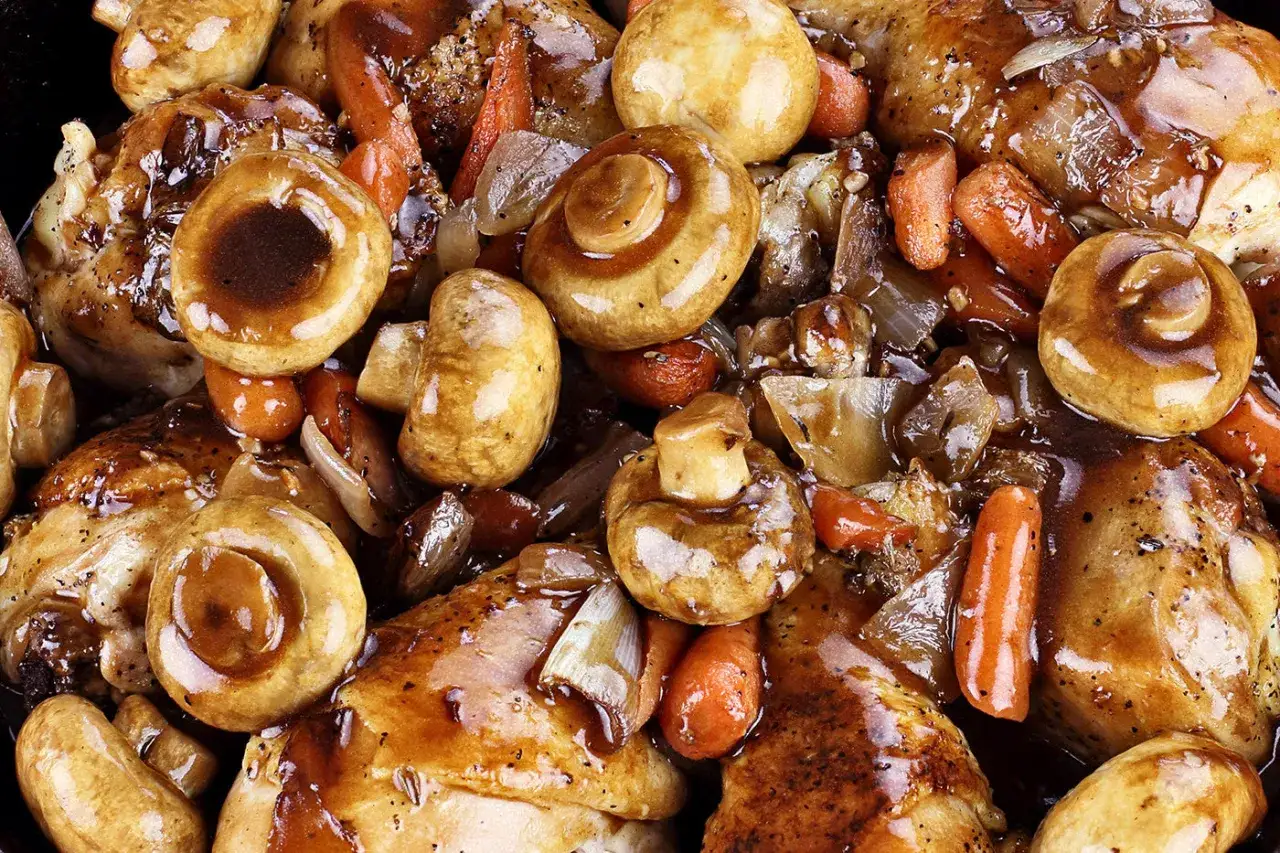 Kyckling marengo med saftiga kycklingbitar, hela champinjoner och morötter i en rik sås. En klassisk och smakrik rätt.