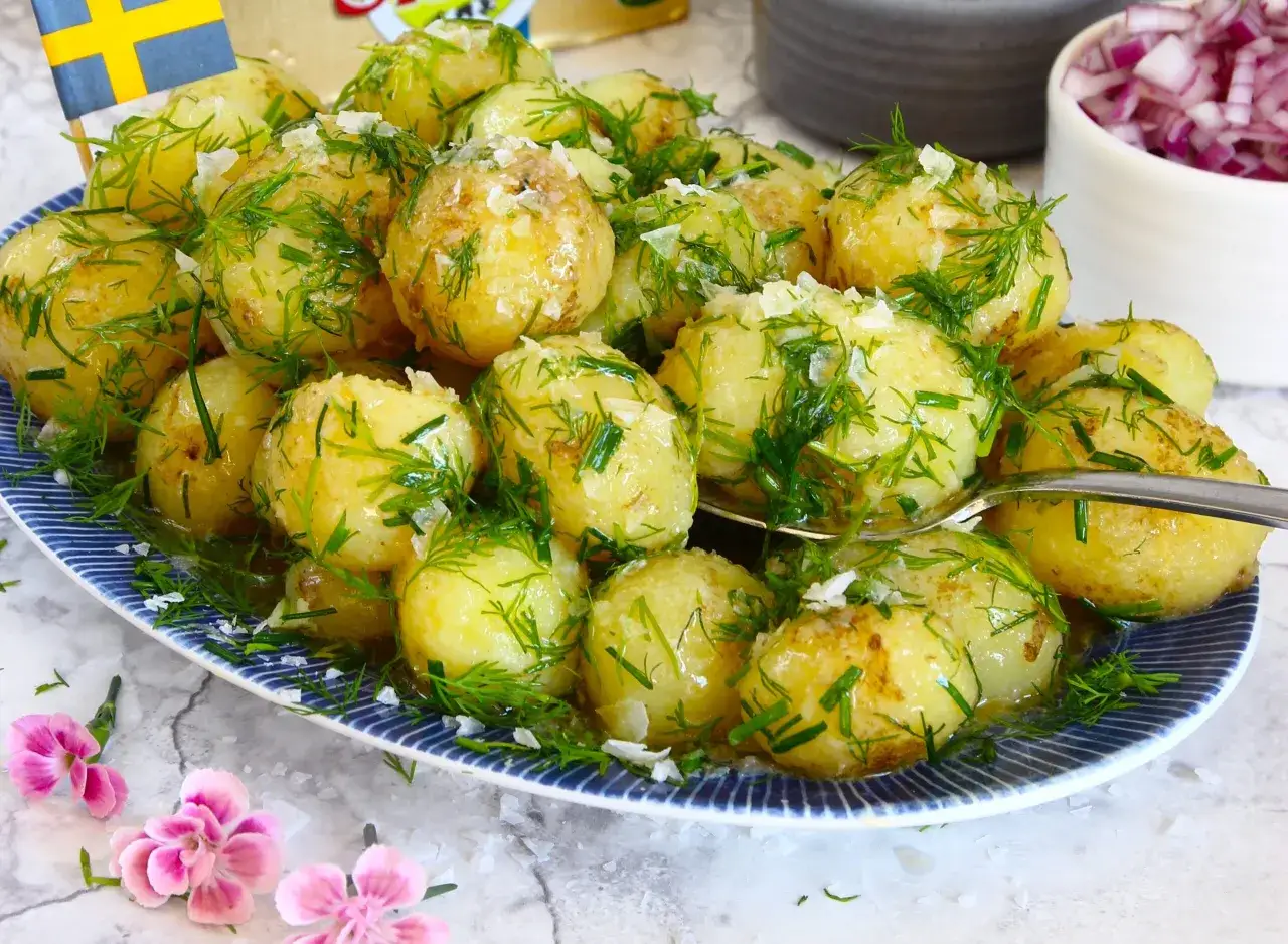 Njut av nykokt potatis med dill och salt, en klassisk svensk rätt. En svensk flagga vajar stolt bredvid.