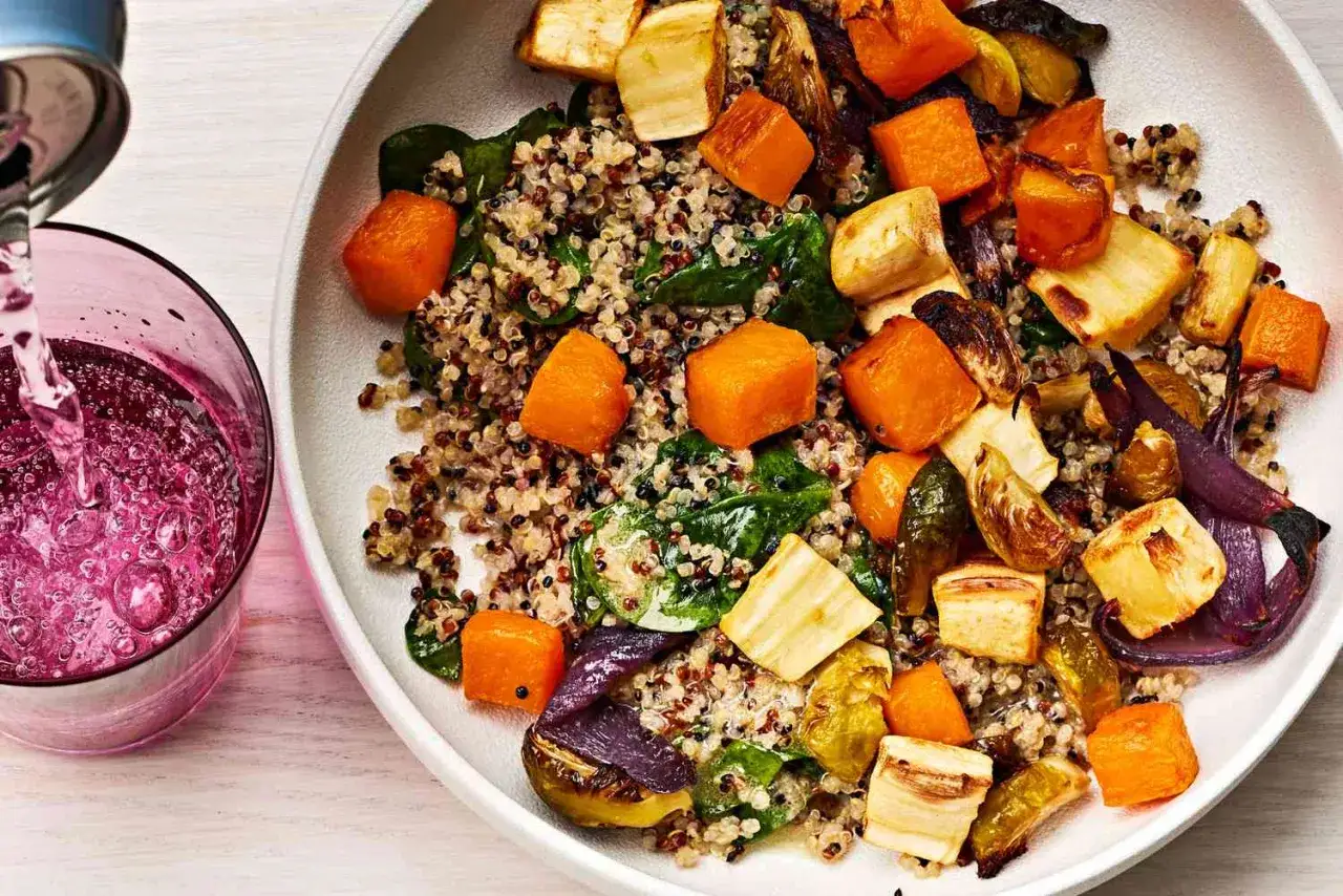 En sk&aring;l med quinoa, rostade rotfrukter och spenat. En perfekt proteinrik mat f&ouml;r en h&auml;lsosam m&aring;ltid.