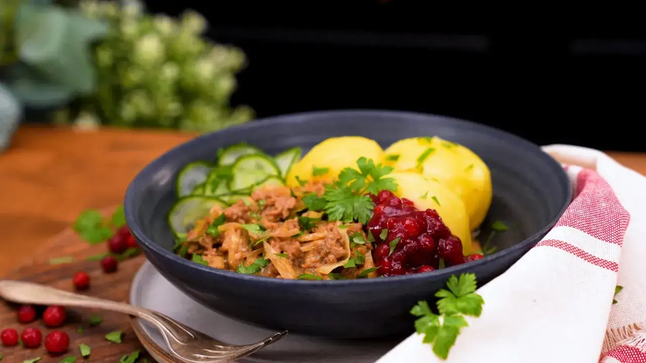 En skål med köttfärs och kål, potatis, gurka och lingonsylt. Ett härligt kålmaja recept!