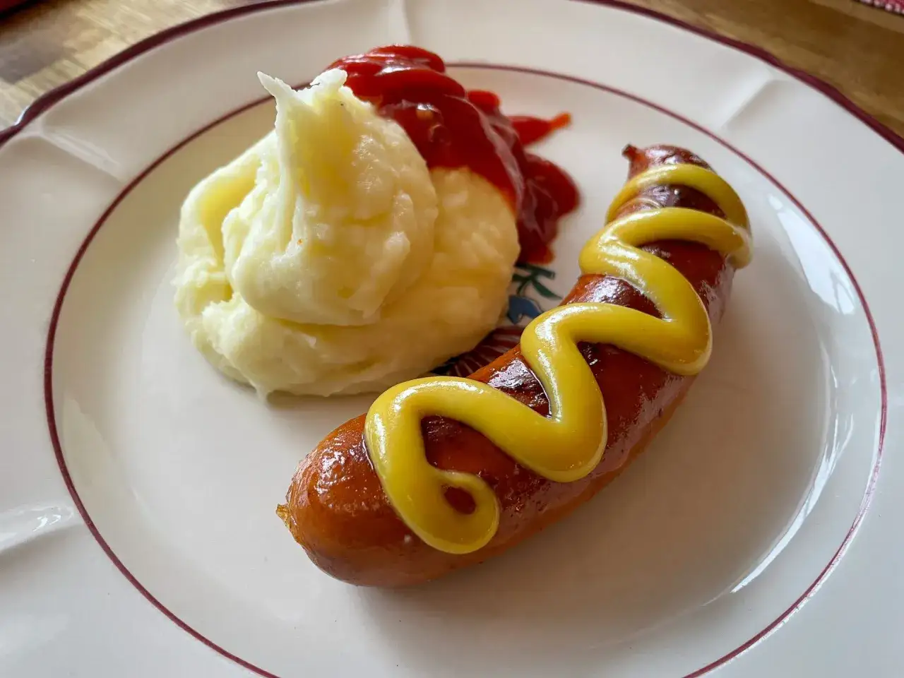 En klassisk korv med mos, serverad med senap och ketchup. Enkel och god svensk husmanskost.
