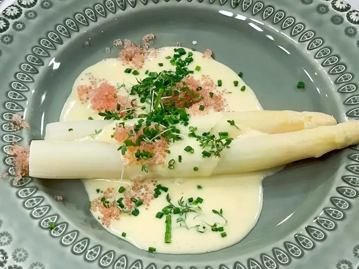 Vitt sparris recept med krämig sås, rosa rom och färska örter. En elegant rätt som passar perfekt till våren.