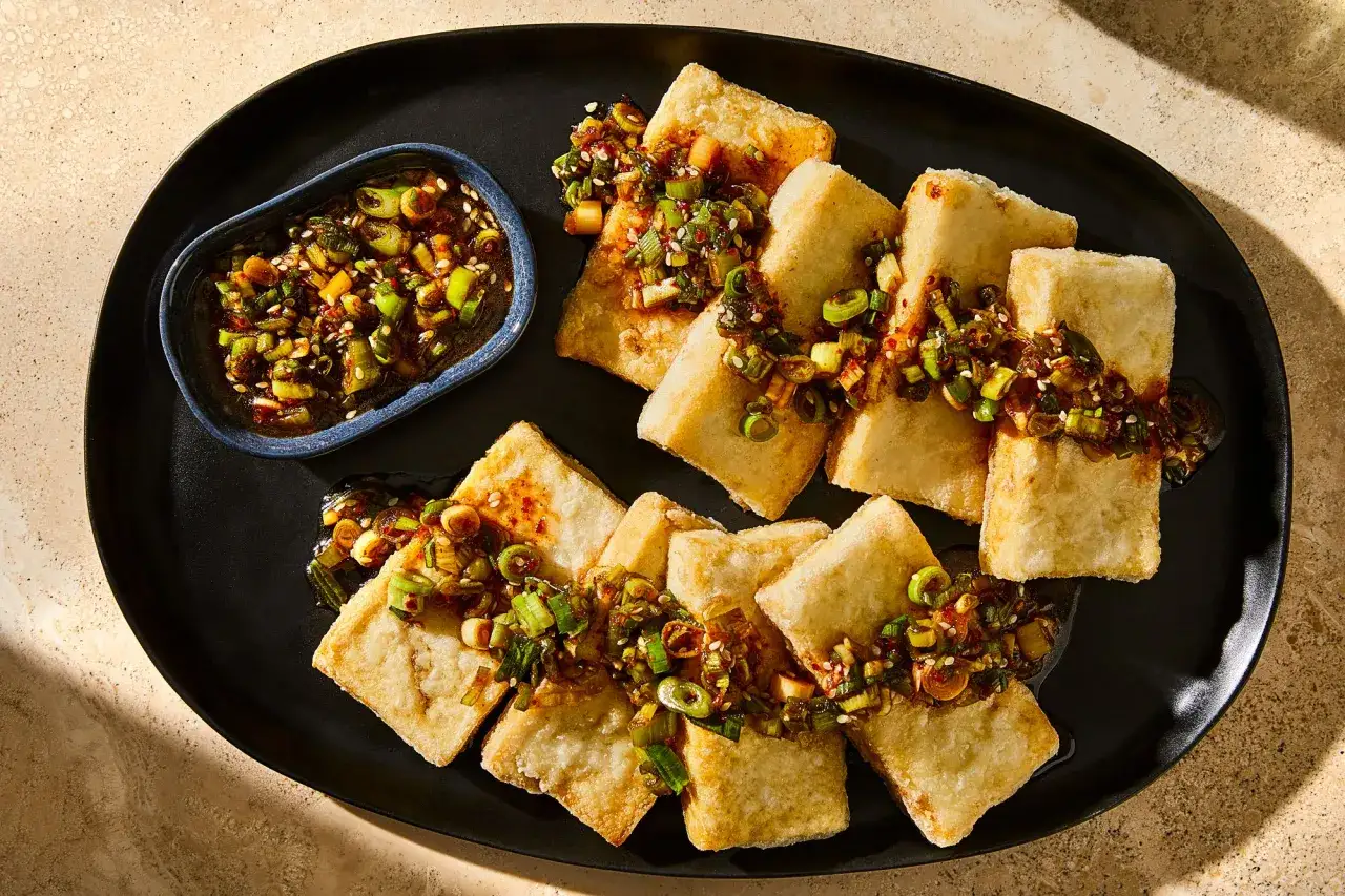 Krispigt friterad tofu med en smakrik topping av salladslök och chili. Ett perfekt tofu recept för en snabb och god måltid.