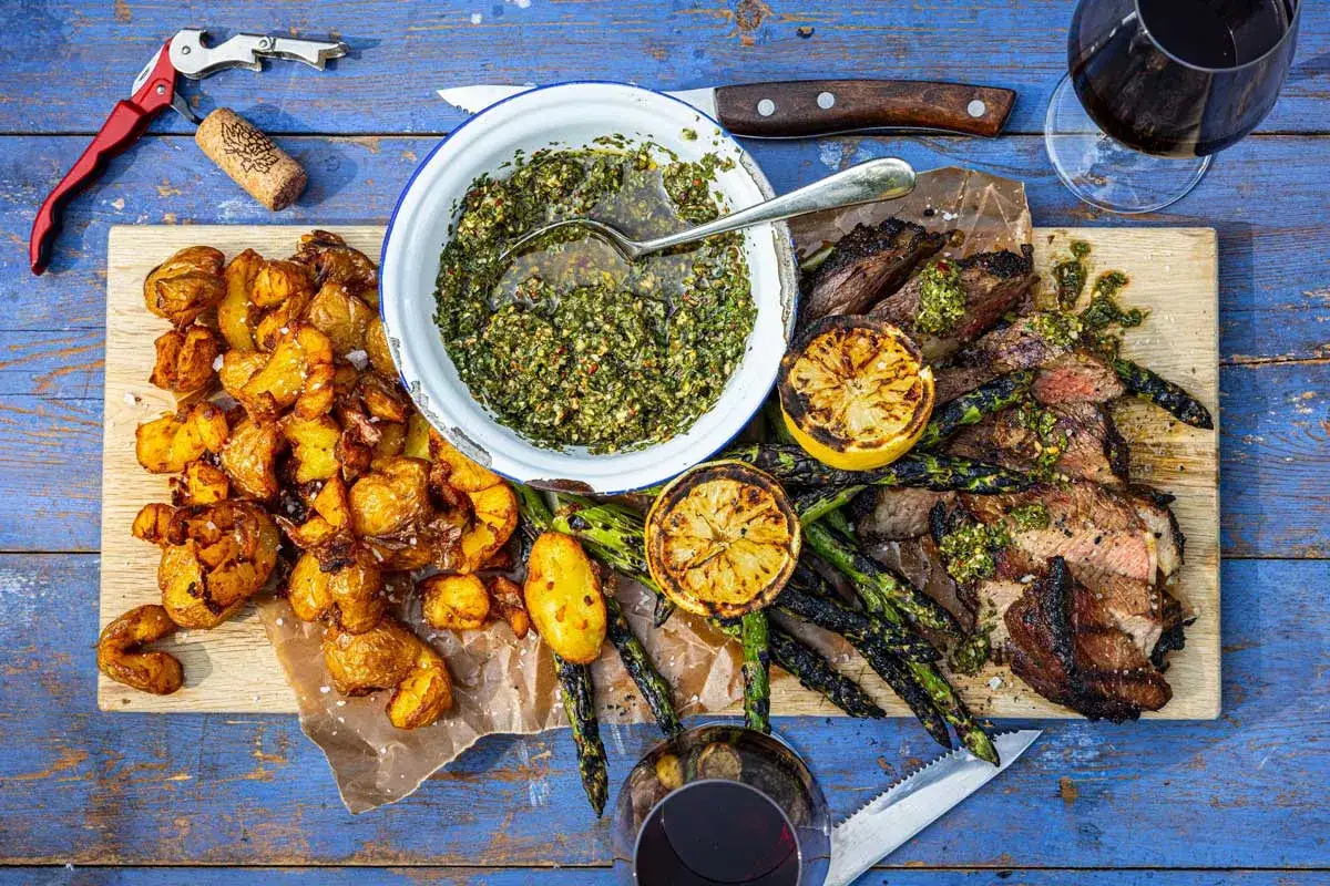 En saftig entrecote med rostade potatisar, grillad sparris och chimichurri. Ett perfekt entrecote recept för en härlig middag.