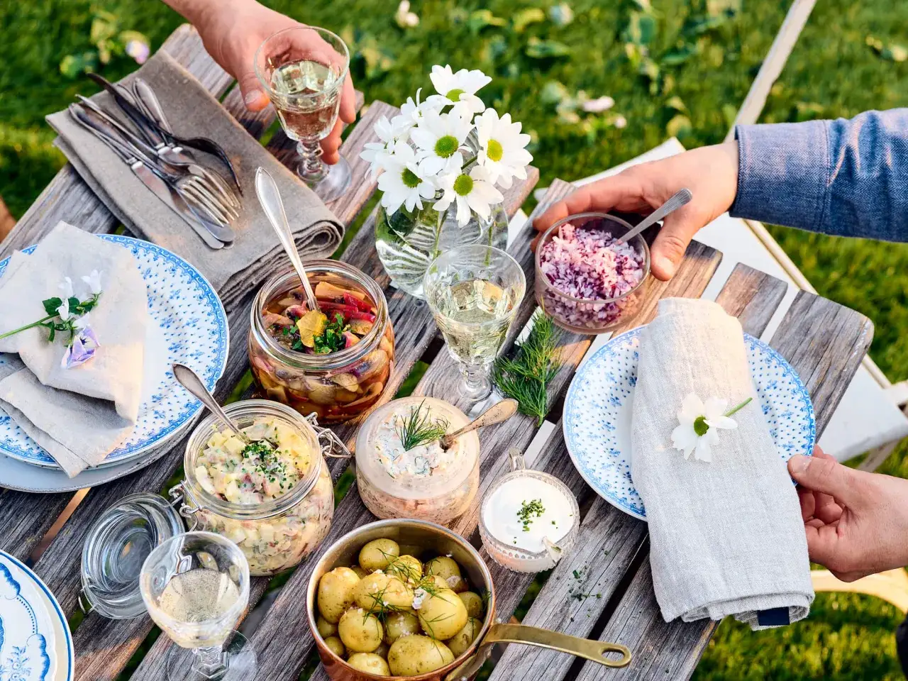 En härlig sommarmåltid med sill, potatis och tillbehör. Perfekt vin till sillen.