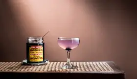 En elegant aviation drink med en burk Luxardo maraschino-körsbär, redo att förhöja smaken.
