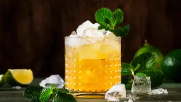 En uppfriskande drink med rom, is och mynta. Perfekt för varma sommardagar.