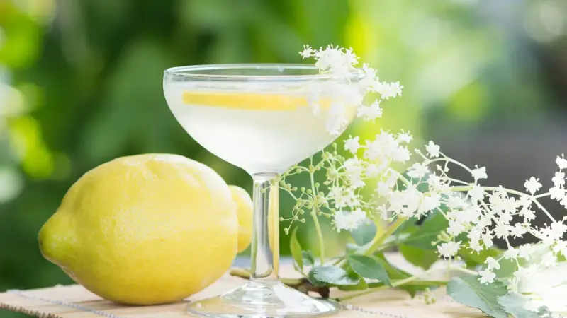 En st Germain spritz med citron och fläderblommor, perfekt för en solig sommardag.